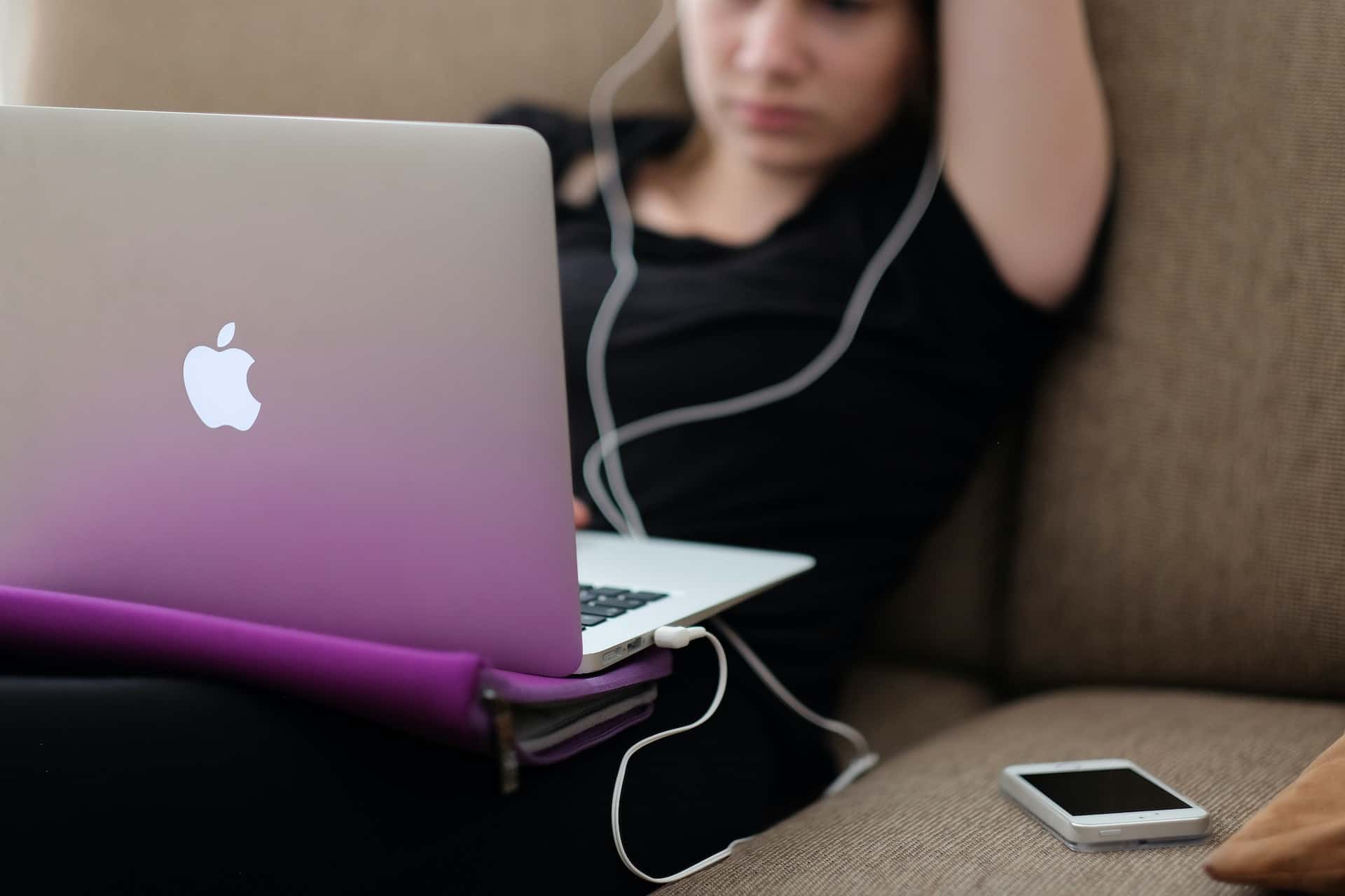Blended learning - Woman in front of laptop
